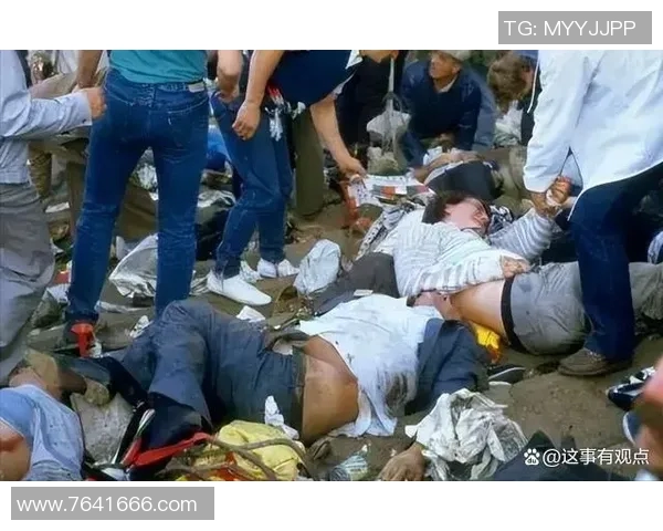 足球明星意外遭遇踩裆事件引发热议球迷们对此反应不一